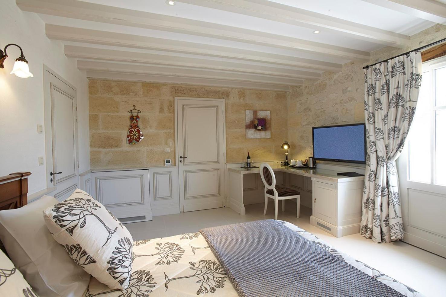 Chateau La Rose Perriere Lussac  Room photo